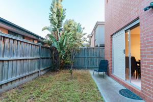 Spacious Point Cook Retreat & Free Parking