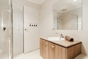 Spacious Point Cook Retreat & Free Parking