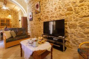 Traditional and charming 3 bedroom farmhouse with pool