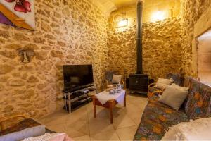 Traditional and charming 3 bedroom farmhouse with pool