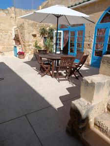 Traditional and charming 3 bedroom farmhouse with pool