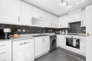 City Superhost 3-Bed House with Garden Free Parking