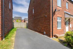City Superhost 3-Bed House with Garden Free Parking