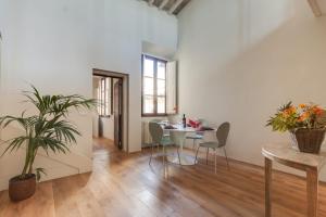 Accademia Frescoes Apartment