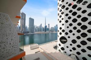 Stylish Escape with Balcony, Canal and Burj Khalifa Views Near Dubai Mall