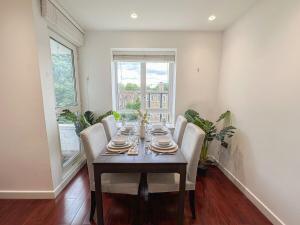 Cozy 2-bedroom flat with private balcony near Islington Station, Canonbury