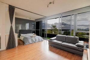 Sunny Retreat & Balcony Near Albert Park