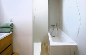 Maisons de vacances Stunning Home In Puy St Martin : photos des chambres