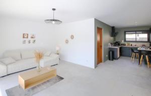 Maisons de vacances Beautiful Home In Puy St Martin : photos des chambres