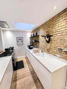 2-Bedroom flat with private patio & firepit in Shepherds Bush near Hammersmith