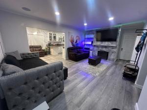 Luxury Master Bedroom with private bathroom walking distance to Sofi Stadium, KIA Forum and Intuit Dome also only train stop away from LAX airport Perfect place for NBA Allstar game and event attendees