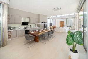Super new modern 5BR villa with 20M Pool -C1