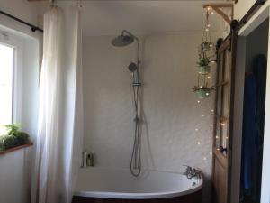 Petite maison dartitstes en Provence