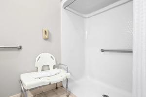 Queen Room with Two Queen Beds - Disability Access/Non-Smoking room in Days Inn by Wyndham Collinsville