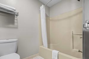 King Room - Non-Smoking room in Days Inn by Wyndham Collinsville
