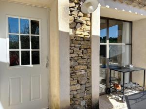 Mazet en pierres pour 6 personnes-3 chambres-piscine