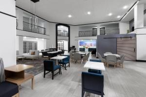 La Quinta Inn & Suites by Wyndham Houston Bush IAH South