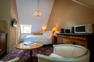 Appartements Les charpentes des communs du Chateau du Sollier - Charme Calme Confort Climatisation a 5mn du peage : photos des chambres