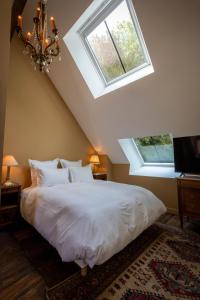 Appartements Les charpentes des communs du Chateau du Sollier - Charme Calme Confort Climatisation a 5mn du peage : Chambre Double Deluxe avec Baignoire