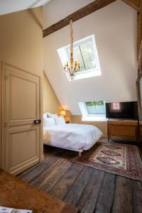 Appartements Les charpentes des communs du Chateau du Sollier - Charme Calme Confort Climatisation a 5mn du peage : photos des chambres