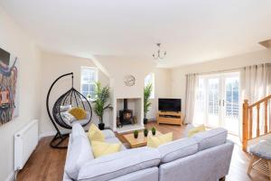 JOIVY Greenknowes Cottage with Hot Tub & Fireplace