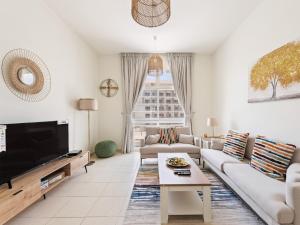 Fresh & Stylish 2BR In La Fontana - Apartments, Dubai