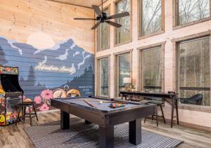 Luxury Gatlinburg Cabin, Heated Pool, Theater, Hot Tub