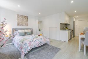 HostWise - Modern & Bright Studio