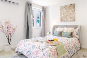 HostWise - Modern & Bright Studio
