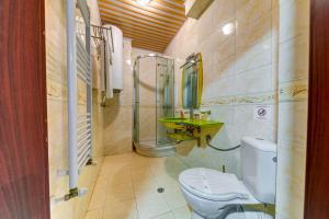 Colorful Retreat - 1BD next to the slopes by Flat Manager