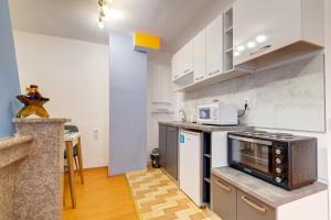 Colorful Retreat - 1BD next to the slopes by Flat Manager