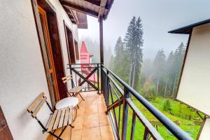 Colorful Retreat - 1BD next to the slopes by Flat Manager