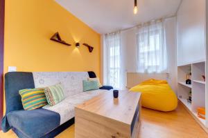 Colorful Retreat - 1BD next to the slopes by Flat Manager
