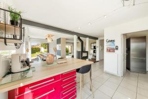 Maisons de vacances L-Escapade, grande maison, piscine et jardin : photos des chambres