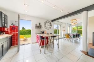 Maisons de vacances L-Escapade, grande maison, piscine et jardin : photos des chambres