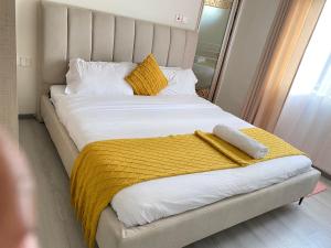 executive vibrant view three bedroom apartment mordern equipped gym free parking space , children play area and comforting rooftop with city views in kilimani