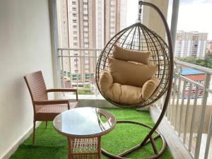 executive vibrant view three bedroom apartment mordern equipped gym free parking space , children play area and comforting rooftop with city views in kilimani