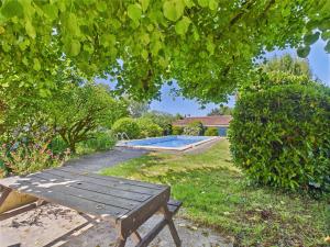 Maisons de vacances Piscine et domaine arbore partages - maison pour 4 : photos des chambres