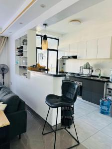 executive three bedroom apartment with servant quarter, gym ,children play area ,rooftop football pitch, coffee house, restaurants, garden and amazing scenic views in kileleshwa