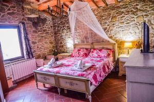 by Casamerina, House with private pool 30km from Siena & Arezzo