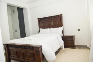 comfort three bedroom apartment with servant quarter, gym ,children play area ,rooftop football pitch, coffee house, restaurants, garden and amazing scenic views in kileleshwa