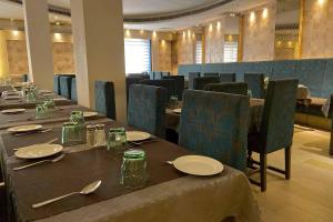 Status Business Hotel - Naveen Market