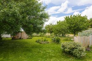Maisons de vacances Gabae Les Volets Verts : Maison 2 Chambres