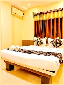 HOTEL Sa! Bala J! Near Shri Sai Baba Temple Shirdi - Fully Air Conditioned Rooms - Free Wi-fi - Parking And Lift Facilities