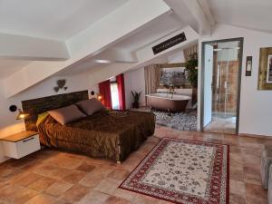 Maisons de vacances Ideal famille et amis, 2 logements en 1 maison, patio prive, parking, quartier des peintres et plages a pieds : photos des chambres