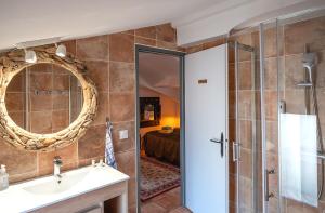 Maisons de vacances Ideal famille et amis, 2 logements en 1 maison, patio prive, parking, quartier des peintres et plages a pieds : photos des chambres