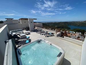 Modern penthouse with two terraces, jacuzzi and sea, lake and mountain views, in Almazara Hills