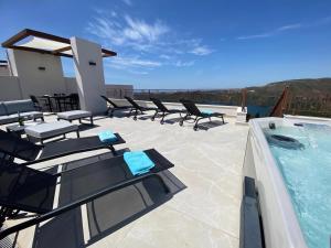 Modern penthouse with two terraces, jacuzzi and sea, lake and mountain views, in Almazara Hills