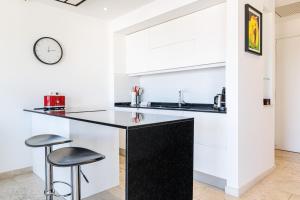 Skyline 2-bedroom flat with Epic Views - Roi Chevalier