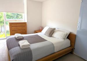 Cawley Priory, Spacious 2 Bedroom City Centre Flat with Parking Space - Chichester Holiday Properties